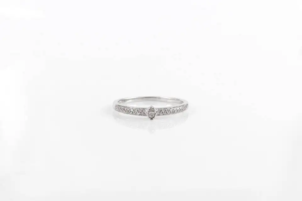 Anel Solitário Navet com Diamantes em Ouro 18k