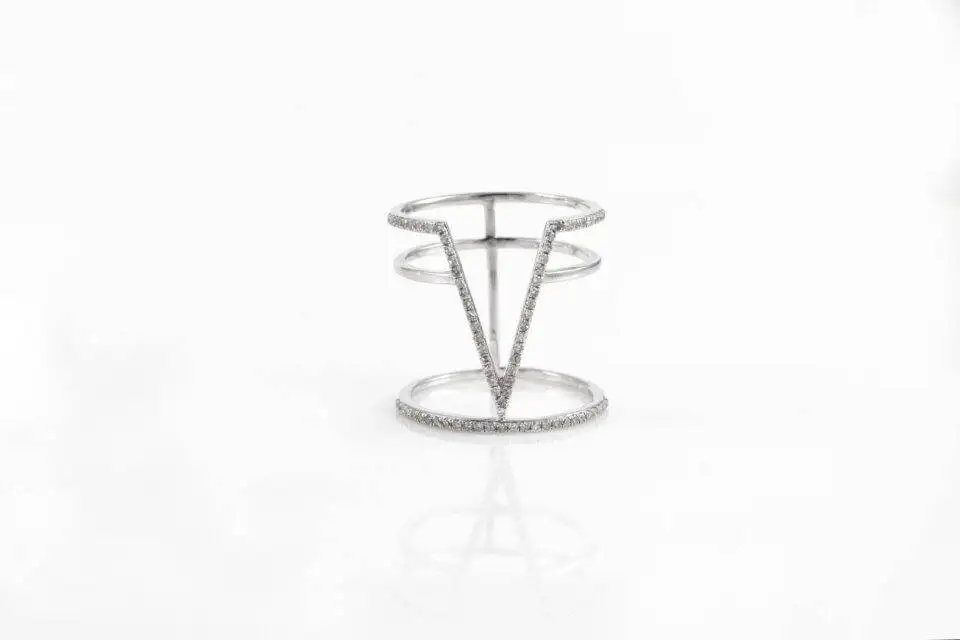 Anel de Letra V de Diamantes em Ouro Branco 18k