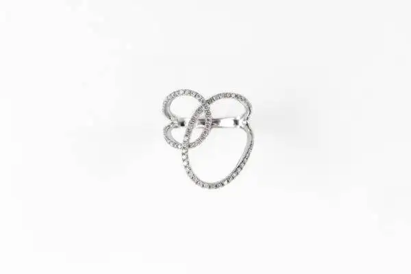 Anel Torcido com Diamantes em Ouro Branco 18k