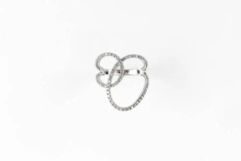 Anel Torcido com Diamantes em Ouro Branco 18k