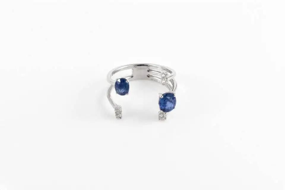 Anel de Safira Azul com Diamantes em Ouro Branco 18k