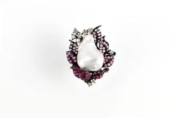 Anel Pérola Barroca com Turmalina Rosa, Rubi e Diamantes em Ouro Branco 18k