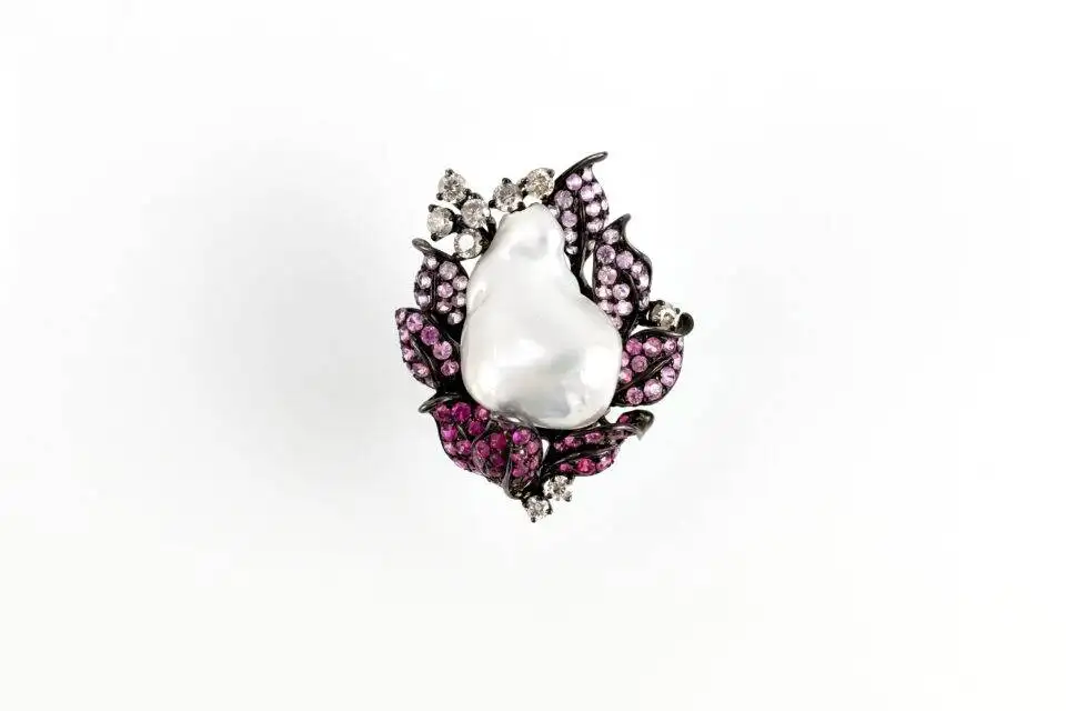 Anel Pérola Barroca com Turmalina Rosa, Rubi e Diamantes em Ouro Branco 18k