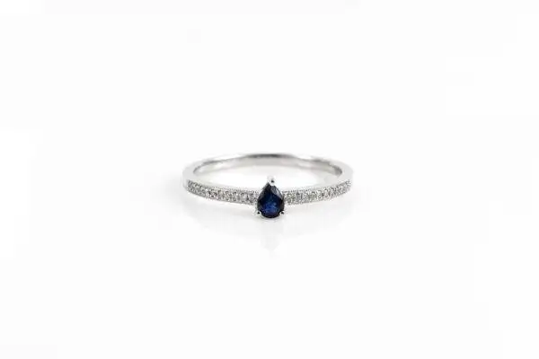 Anel de Safira Azul Gota com Diamantes em Ouro Branco 18k