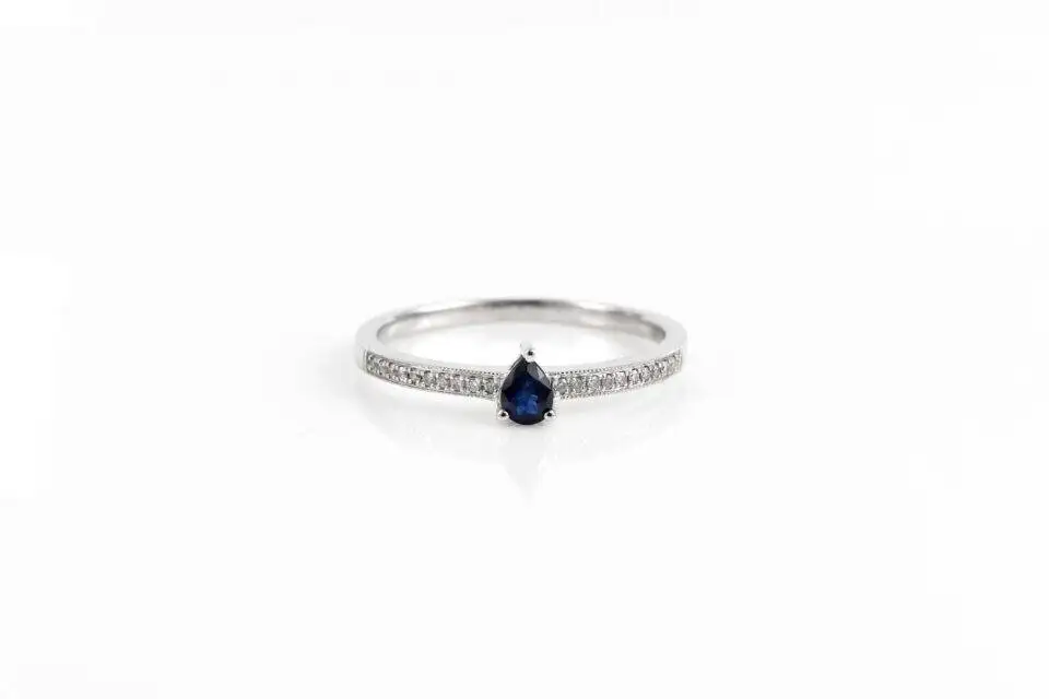Anel de Safira Azul Gota com Diamantes em Ouro Branco 18k