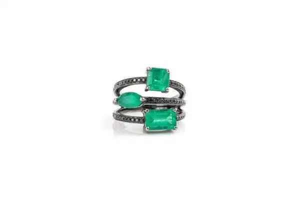 Anel de Esmeraldas com Diamantes Negro em Ouro Branco 18k