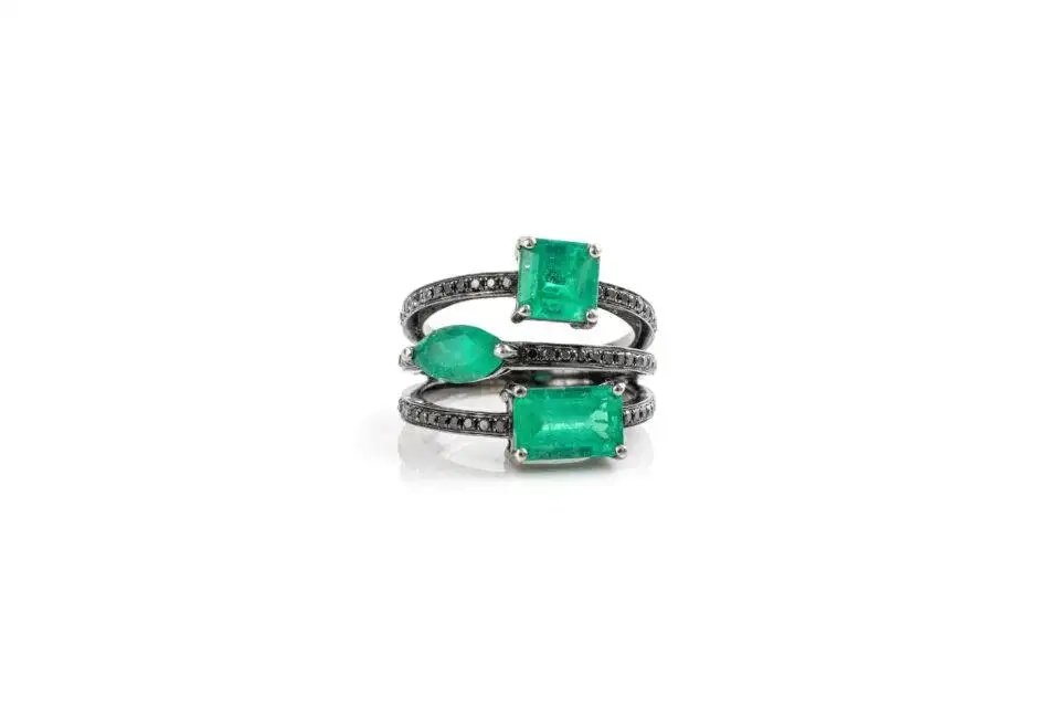 Anel de Esmeraldas com Diamantes Negro em Ouro Branco 18k