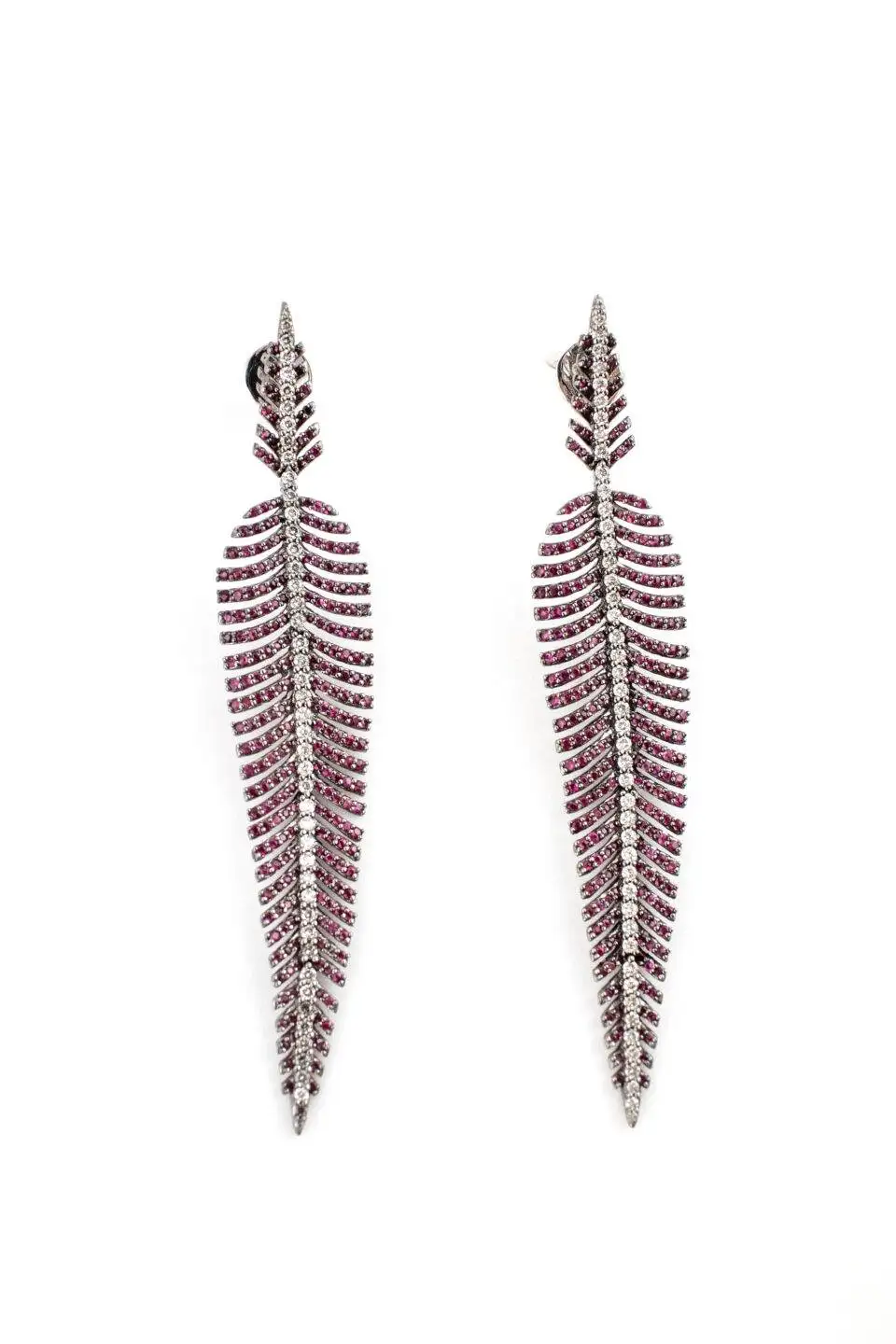 Brinco com Rubi e Diamantes de Pena Alongada em Ouro Branco 18k