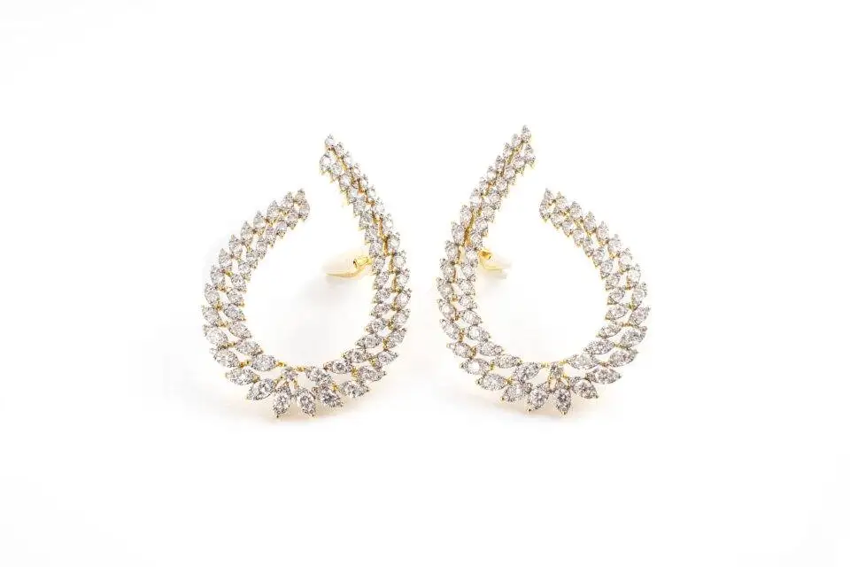 Brinco com Diamantes e Cravação Navete em Ouro Amarelo 18k