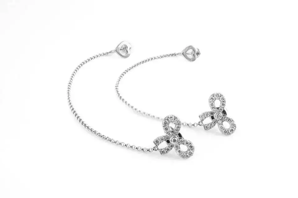 Brinco Ear Cuff Laço com Diamantes e Corrente em Ouro Branco 18k